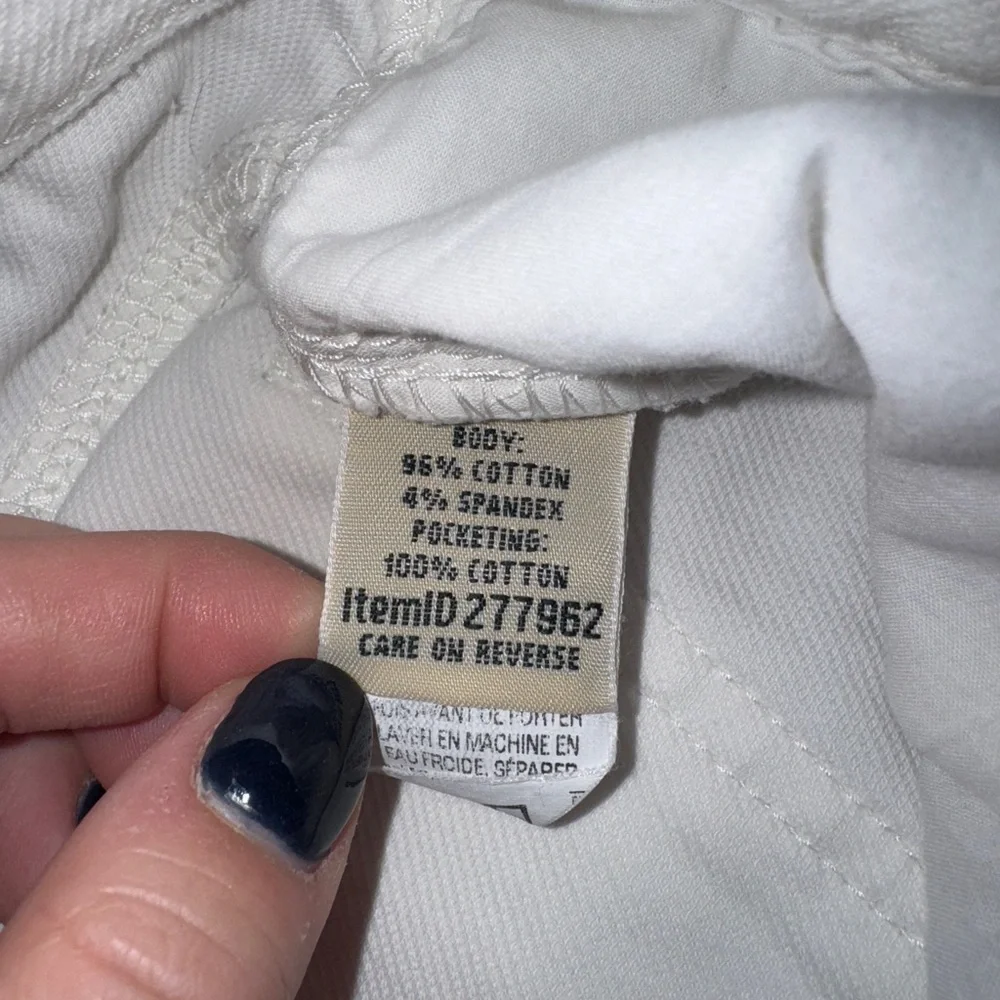 Women’s L.L. Bean Classic Fit White Cropped Denim
Size 12 - Picture 5 of 5